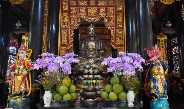 Năm 1990, chùa được kiến tạo thêm cổng tam quan, giảng đường, thiền đường, vườn tháp chư vị Tổ sư...