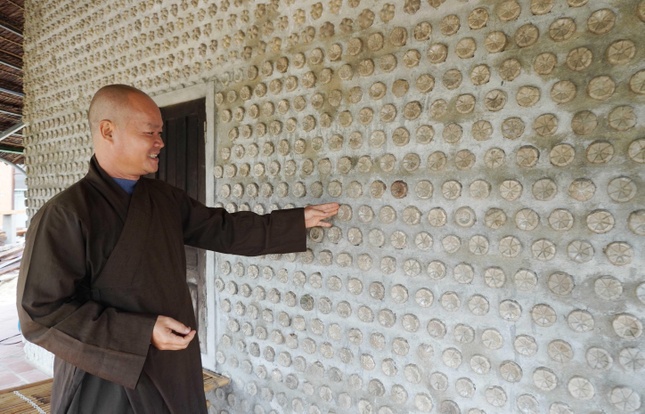 Chai nhựa sau khi được bà con gửi đến sẽ được rửa sạch, đổ đầy cát và tạo thành những viên gạch - Ảnh: Như Danh Chai nhựa sau khi được bà con gửi đến sẽ được rửa sạch, đổ đầy cát và tạo thành những viên gạch - Ảnh: Như Danh