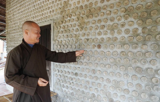 Chai nhựa sau khi được bà con gửi đến sẽ được rửa sạch, đổ đầy cát và tạo thành những viên gạch - Ảnh: Như Danh