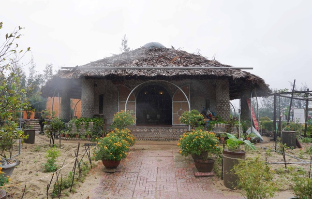 Ngôi nhà từ hơn 60 nghìn chai nhựa vẫn vẹn nguyên sau cơn bão số 9 đổ bộ vào miền Trung tháng 10-2020 - Ảnh: Như Danh Ngôi nhà từ hơn 60 nghìn chai nhựa vẫn vẹn nguyên sau cơn bão số 9 đổ bộ vào miền Trung tháng 10-2020 - Ảnh: Như Danh