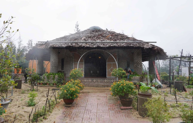 Ngôi nhà từ hơn 60 nghìn chai nhựa vẫn vẹn nguyên sau cơn bão số 9 đổ bộ vào miền Trung tháng 10-2020 - Ảnh: Như Danh