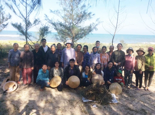 Bà con địa phương cùng Đại đức Thích Hạnh Nhân nhặt rác trong những ngày đầu - Ảnh: H.N