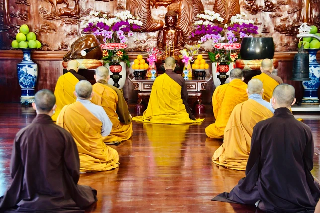 Đại chúng cùng tĩnh tọa niệm an lành đến hương linh