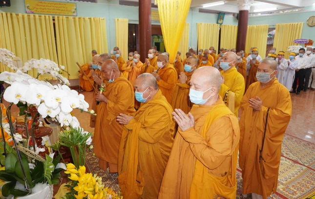 Chư tôn đức niêm hương tưởng niệm trước khi di quan Chư tôn đức niêm hương tưởng niệm trước khi di quan