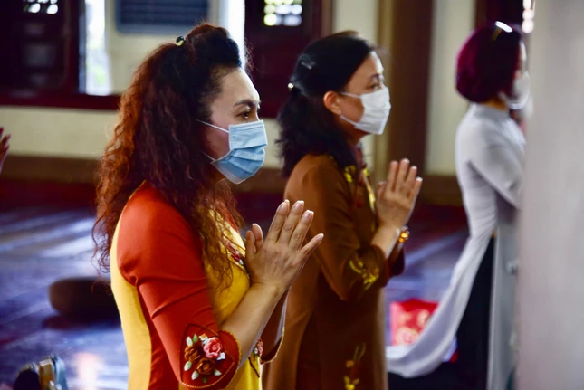 Đại diện Phật tử tại Trung tâm Văn hóa Phật giáo Việt Nam tại Ba Lan, Cộng hòa Séc tham dự lễ cầu siêu