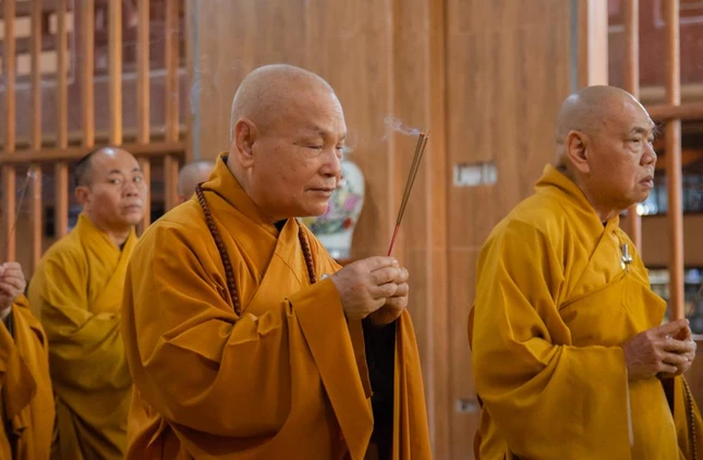 Chư tôn đức thành kính dâng hương