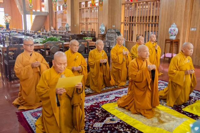 Chư tôn đức thành kính dâng hương tưởng niệm