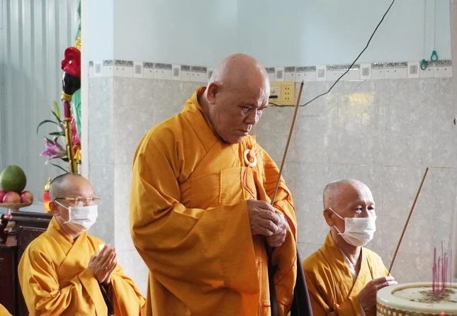 Hòa thượng Thích Huệ Nghi niêm hương bạch Phật