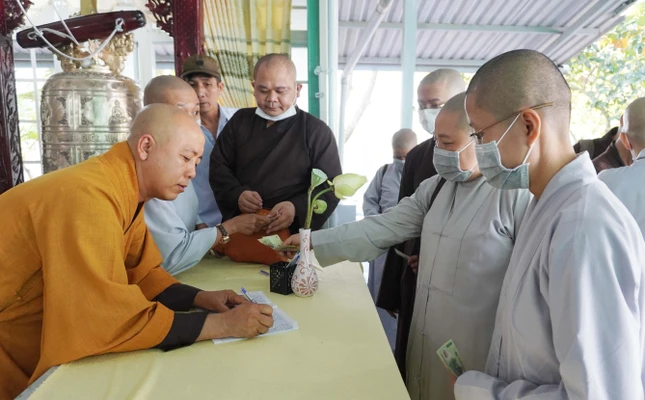 Tùy hỷ đóng góp chương trình “Triệu trái tim - Một tấm lòng - Vắc-xin vượt qua Covid-19”