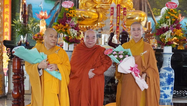 Hòa thượng Thích Thiện Tâm tặng hoa đến chư tôn đức được tấn phong giáo phẩm