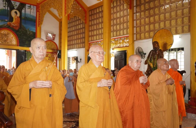 Chư tôn đức niêm hương bạch Phật