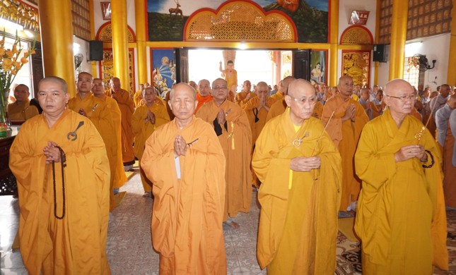 Có 110 chư tôn đức tham dự lễ bố-tát