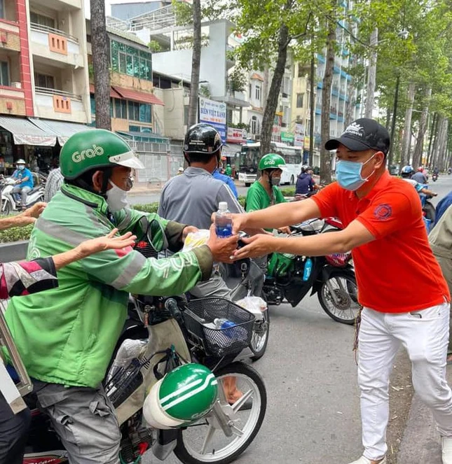 Những phần quà ấm lòng mùa dịch với người khó khăn - Ảnh: Thế Mỹ Những phần quà ấm lòng mùa dịch với người khó khăn - Ảnh: Thế Mỹ