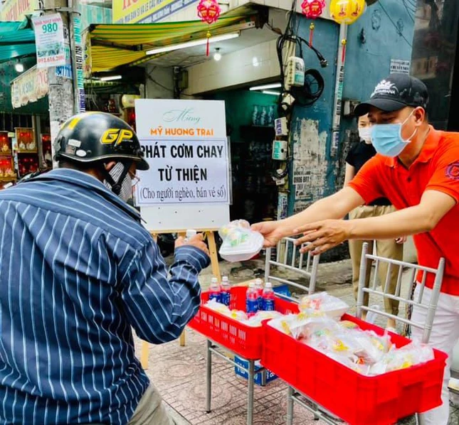 Những phần cơm chay trao tặng đến người khó khăn mùa dịch ngày 31-5-2021 - Ảnh: Thế Mỹ Những phần cơm chay trao tặng đến người khó khăn mùa dịch ngày 31-5-2021 - Ảnh: Thế Mỹ