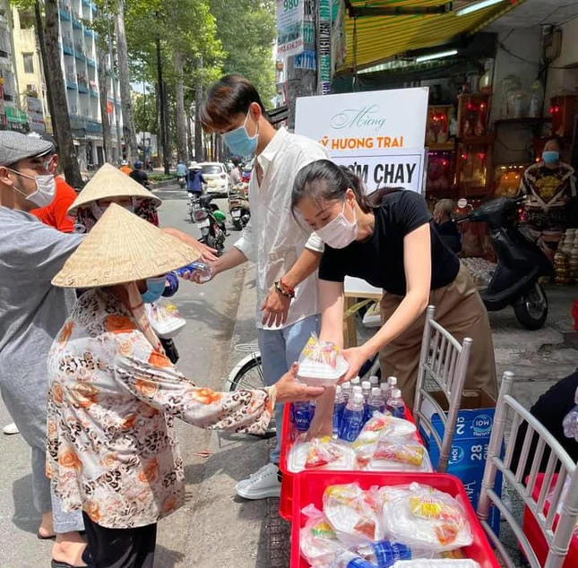 Mỗi ngày từ 10 giờ 30 đến 11 giờ 30 sẽ tặng suất đồ ăn chay tại địa chỉ 96 Nguyễn Chí Thanh, phường 2, quận 10, TP.HCM - Ảnh: Thế Mỹ Mỗi ngày từ 10 giờ 30 đến 11 giờ 30 sẽ tặng suất đồ ăn chay tại địa chỉ 96 Nguyễn Chí Thanh, phường 2, quận 10, TP.HCM - Ảnh: Thế Mỹ