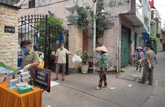 Giãn cách 2m - Ảnh:BĐ