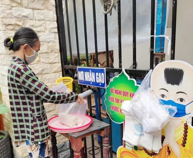 ATM gạo được bố trí trước cửa chùa Bửu Đà - Ảnh: BĐ