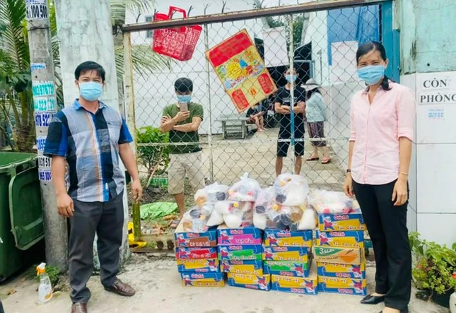 Gửi đến khu cách ly - Ảnh: HĐ