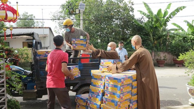 Trao phần quà đến đại diện Mặt trận - Ảnh: HĐ