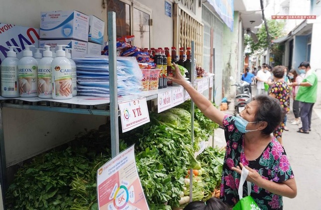 Bà con ở khu cách ly đi chợ