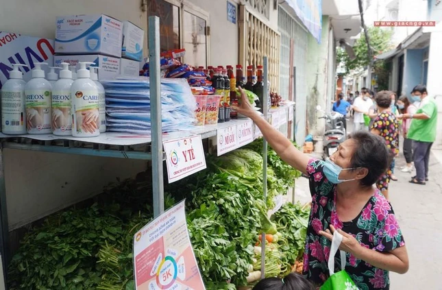 Bà con ở khu cách ly đi chợ