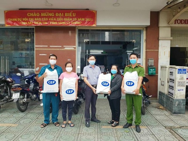 Đại diện Phường 2 đón nhận tài trợ từ mạnh thường quân