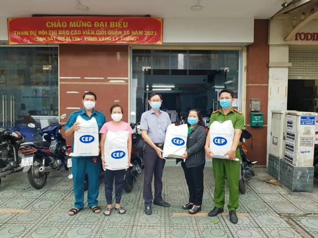 Đại diện Phường 2 đón nhận tài trợ từ mạnh thường quân