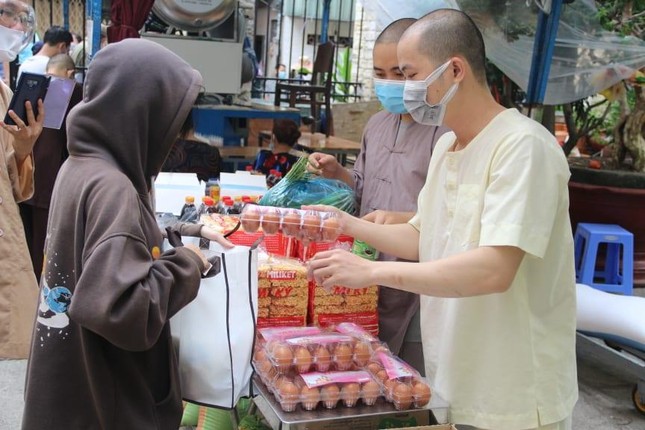 Ngoài 5 phần quà các người nhận còn có thêm 200 ngàn đồng - Ảnh: CBĐ