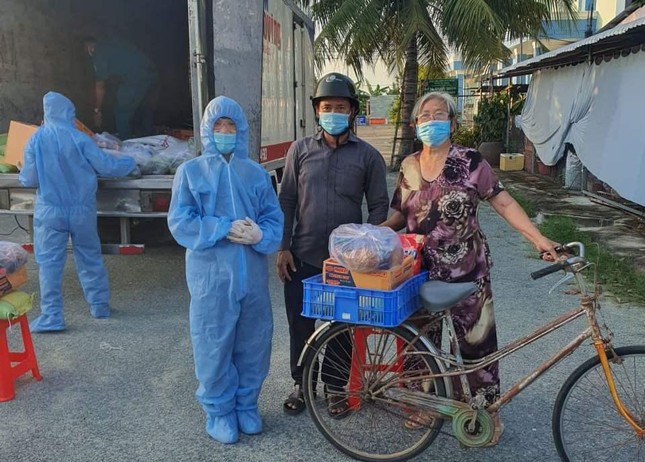 Trao quà đến bà con tại huyện Tân Thạnh - Ảnh: PHL