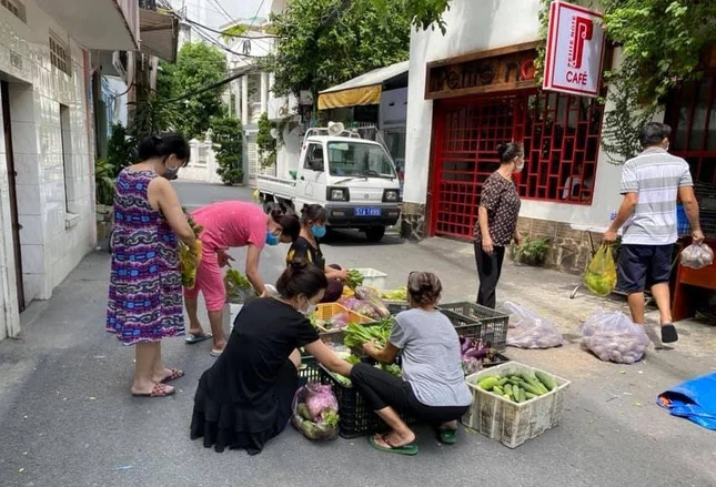 Bà con khu cách ly Hẻm 351 Lê Văn Sĩ nhận những tấm lòng bà con Tây Nguyên - Ảnh: Phuong Akele