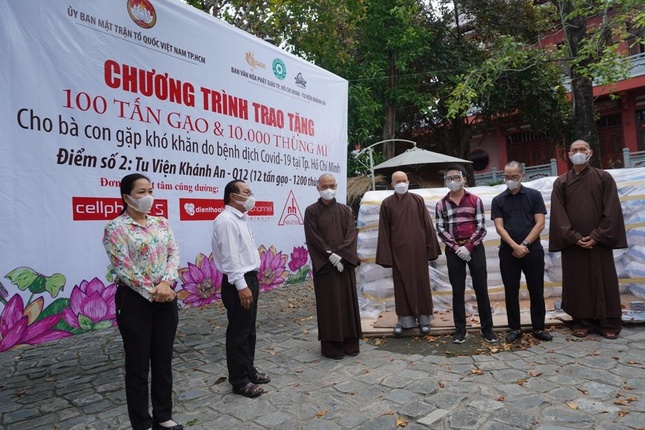 Ông Huỳnh Chí Công, Phó Chủ tịch Ủy ban MTTQVN quận 12 cảm ơn Ban Văn hóa, doanh nghiệp đã hỗ trợ