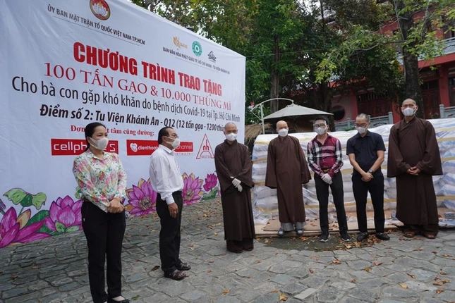 Ông Huỳnh Chí Công, Phó Chủ tịch Ủy ban MTTQVN quận 12 cảm ơn Ban Văn hóa, doanh nghiệp đã hỗ trợ