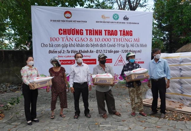 Đại diện chính quyền trao quà đến người dân quận 12