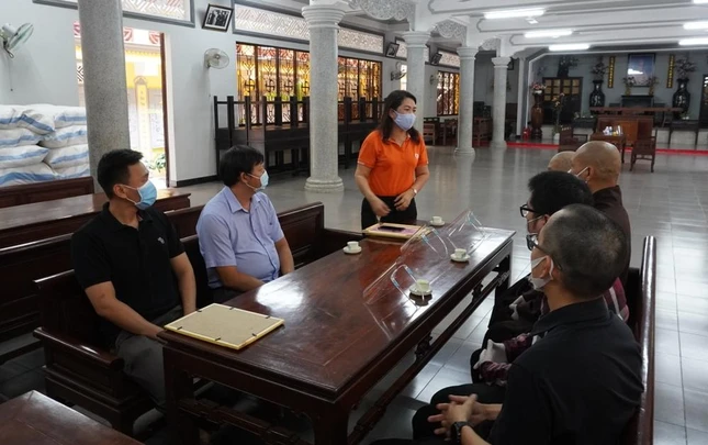 Bà Nguyễn Thị Thảo bày tỏ cảm ơn đến quý thầy Ban Văn hóa và mạnh thường quân