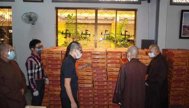 1.200 thùng mì sẽ được các phường gửi tặng đến người dân