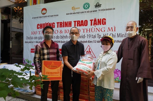 Phần gạo và mì được trao đến một hộ dân tại chùa Huỳnh Kim, quận Gò Vấp