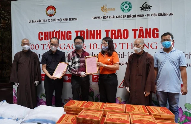 Trao thư cảm ơn đến mạnh thường quân