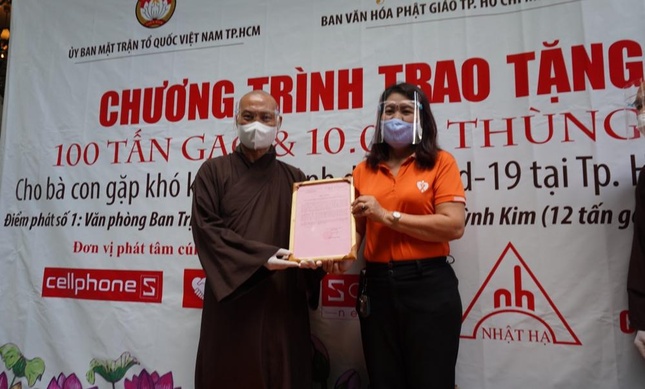 Bà Nguyễn Thị Thảo, Phó Chủ tịch Thường trực MTTQVN quận Gò Vấp trao thư cảm ơn đến Thương tọa Thích Trí Chơn