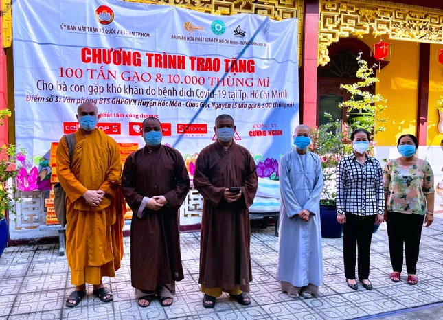 Thượng tọa Thích Minh Thanh, Trưởng ban Trị sự GHPGVN huyện Hóc Môn; bà Trương Thị Mỹ Hạnh, Chủ tịch UBMTTQVN huyện đón nhận những phần quà tặng từ Ban Văn hóa Phật giáo TP.HCM - Ảnh:CGT