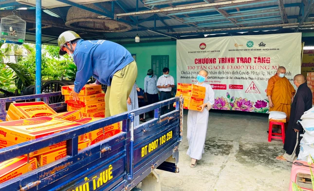 Các phần quà nhanh chóng được 20 xã trên địa bàn huyện Củ Chi chuyển về các xã trao tặng đến kịp thời bà con khó khăn do ảnh hưởng dịch Covid-19 - Ảnh:CGT
