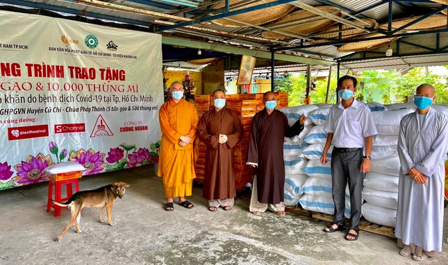 Thượng tọa Thích An Thường, Trưởng ban Trị sự GHPGVN huyện Củ Chi; ông Cao Tấn Nhi, Ủy viên Thường trực MTTQVN huyện Củ Chi đón nhận - Ảnh:CGT