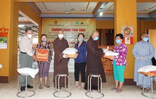 Thượng tọa Thích Trí Chơn; Hòa thượng Thích Huệ Thông, Quyền Trưởng ban Trị sự GHPGVN quận Bình Tân; ông Lê Văn Bảy, Chủ tịch Ủy ban MTTQVN quận Bình Tân trao quà đến người dân