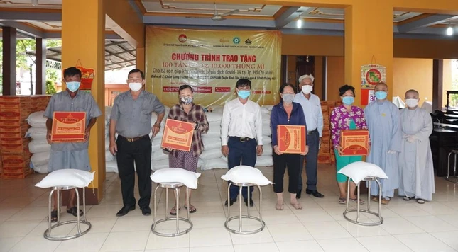 Chư tôn đức Ban Văn hóa Phật giáo TP.HCM; ông Trần đại nghĩa, Chuyên viên Ban Dân tộc Tôn giáo-Ủy ban MTTQVN TP, đại diện chính quyền phường trao các phần quà tại quận Bình Tân