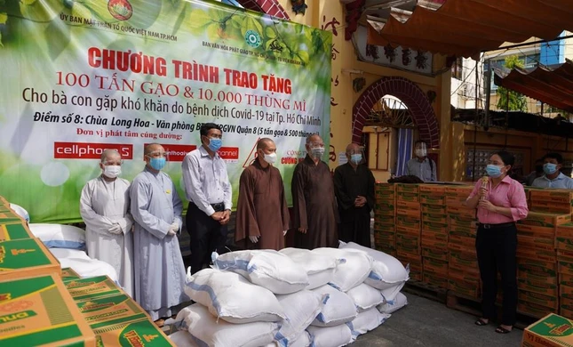 Bà Phạm Thị Minh Nguyệt, Phó Chủ tịch Ủy ban MTTQVN quận 8 cảm ơn đến chư tôn đức Ban Văn hóa TP và Ban Trị sự GHPGVN quận 8