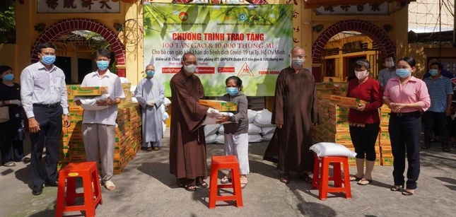 Thượng tọa Thích Trí Chơn; Thượng tọa Thích Huệ Công; ông Thạch Nghi Xuân, Phó ban Tôn giáo dân tộc - Ủy ban MTTQVN TP; bà Phạm Thị Minh Nguyệt, Phó Chủ tịch UBMTTQVN quận 8 trao quà đến bà con tại chùa Long Hoa, quận 8