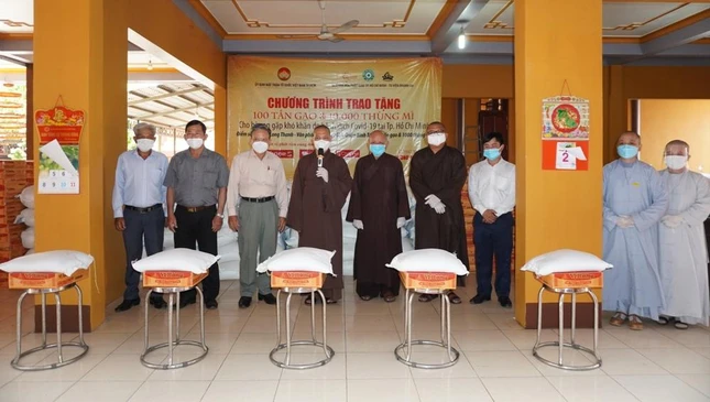 Trao các phần quà tại chùa Long Thạnh, quận Bình Tân