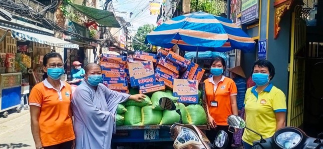 Chư Ni và Phật tử chùa Vĩnh Xương vận chuyển gạo, mì tặng khu cách ly - Ảnh: VX