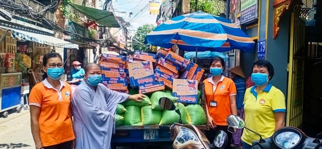 Chư Ni và Phật tử chùa Vĩnh Xương vận chuyển gạo, mì tặng khu cách ly - Ảnh: VX