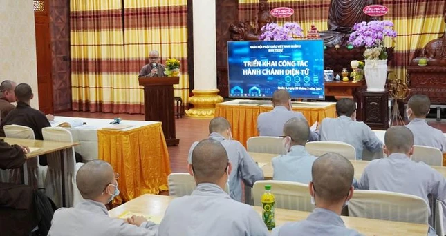 Phật giáo quận 3 triển khai hành chánh điện tử đến Tăng Ni trẻ - Ảnh: ND