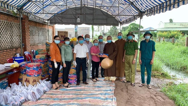 Ban Từ thiện xã hội Phật giáo tỉnh Bình Thuận trao quà tại các khu cách ly trên địa bàn tỉnh